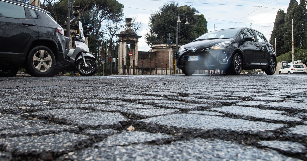 nuovo ciclone su roma scandalo corruzione per la manutenzione delle strade