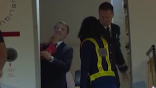 Macron schiaffeggiato da Brigitte? La conferma dell'Eliseo: 