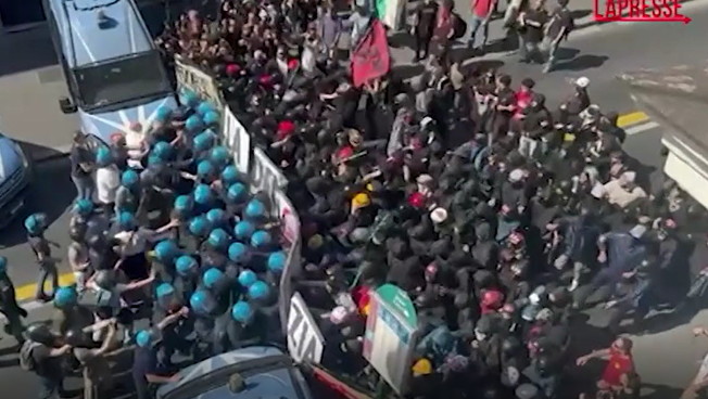 Bastonate ai poliziotti, violenza rossa al corteo contro il dl Sicurezza: gli scontri | VIDEO