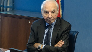 “Il tricolore è maschilista”. Bufera su Amato che difende la sindaca di Merano