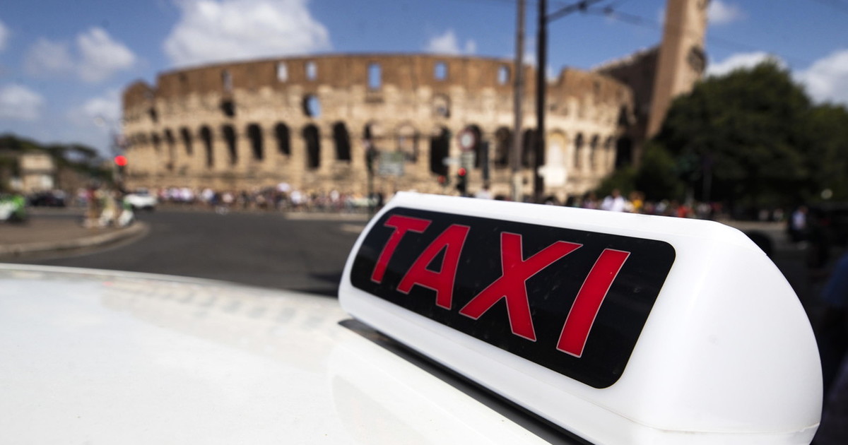 Taxi spenna-turisti, sospesa una licenza al giorno. Oltre 200 rapporti disciplinari