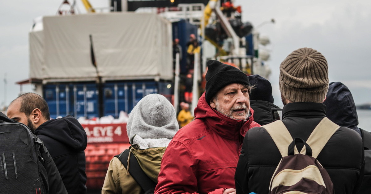 Mare Jonio, tutti a giudizio per immigrazione clandestina. E Casarini vuole il processo show