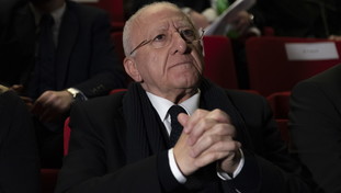 “Un problema fidanzarsi a 12 anni”. De Luca lascia tutti di stucco: bufera per la frase choc