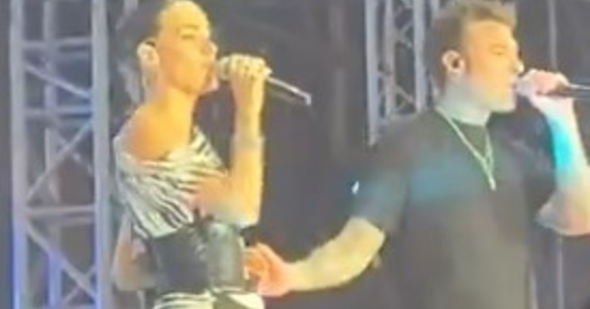 La domanda sul fidanzato che spiazza Clara e lo sguardo di Fedez che accende il gossip