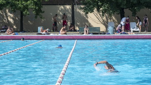 Bimbi intossicati dal cloro in una piscina di Roma. Uno è in terapia intensiva: condizioni preoccupanti