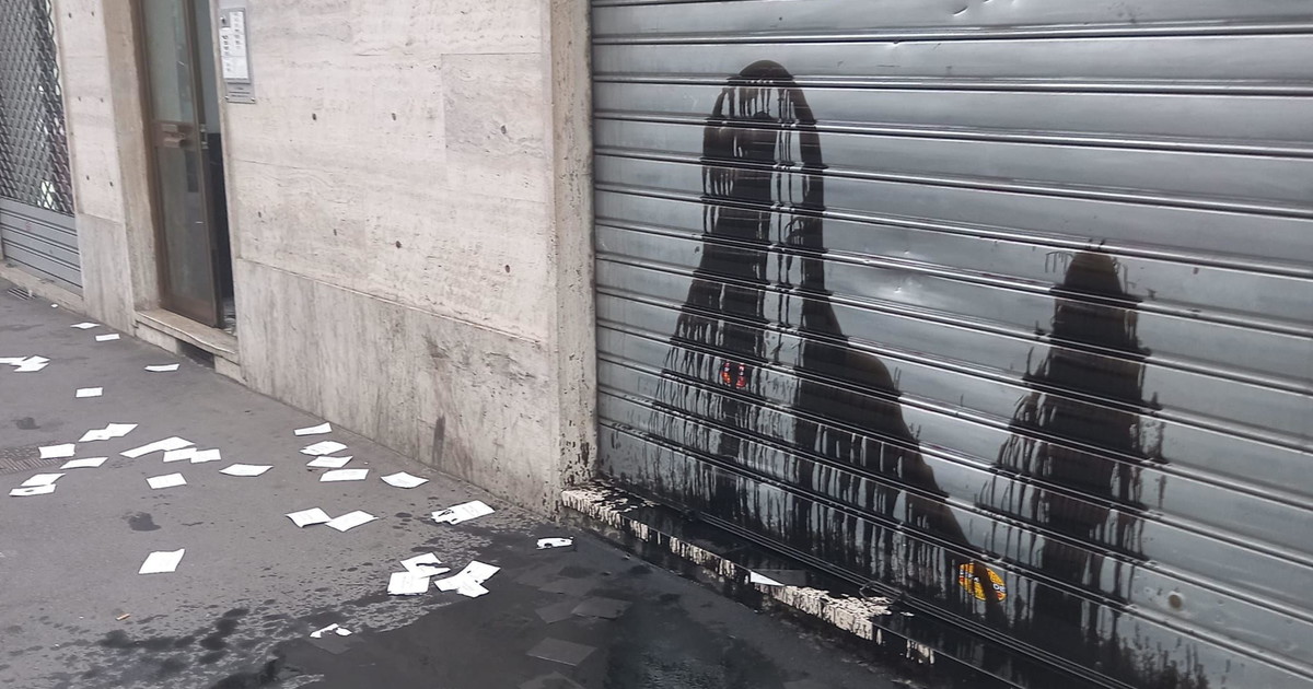 Spirale di violenza. La sede di FdI a Torino presa a picconate dagli antagonisti