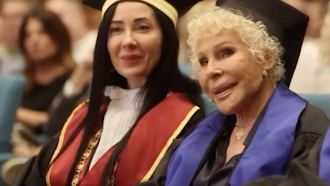 Ornella Vanoni incoronata dalla Statale