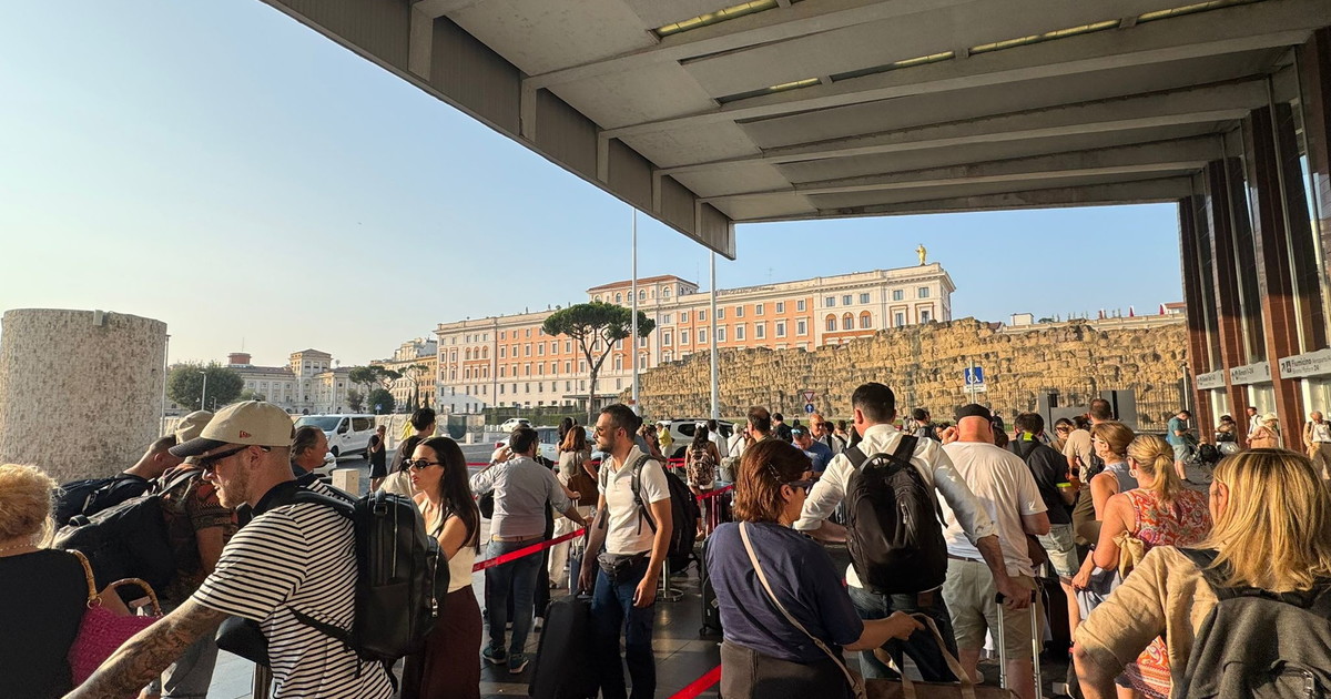Caos taxi alla stazione Termini. Le mille licenze di Gualtieri sono fantasma