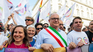 Gualtieri ci casca ancora: dopo la piazza pro Europa finanzia pure il Pride dell'odio