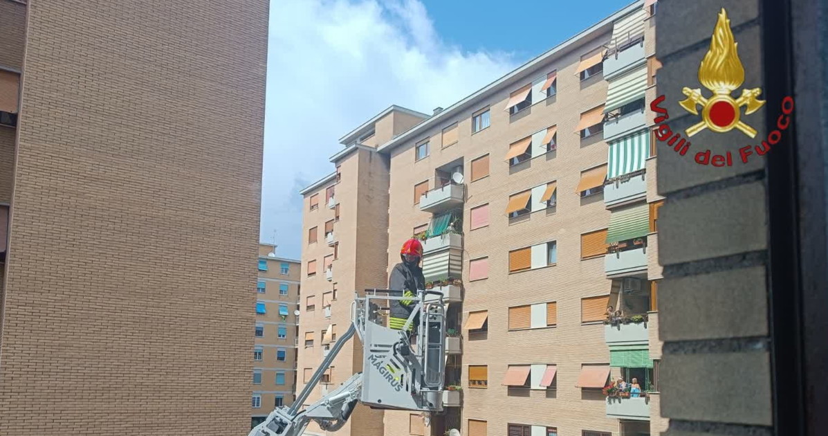 fiamme in un palazzo del quartiere don bosco evacuate famiglie