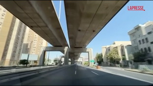 Strade vuote a Teheran mentre vanno avanti gli attacchi: le immagini di una città spettrale | GUARDA