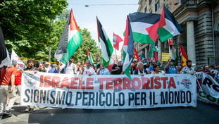 La sinistra va in ordine sparso in piazza sul riarmo. E scatta il solito odio antisemita su Israele