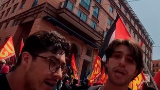 Fascisti rossi all'assalto: strappata la bandiera ucraina alla manifestazione per la pace | VIDEO