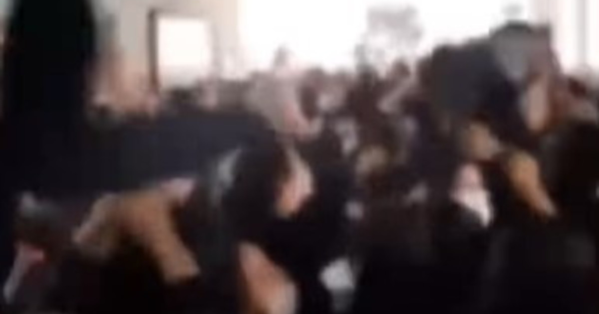 Hijab in aria e cori contro il regime islamico: il video virale delle studentesse