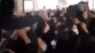 Hijab in aria e cori contro il regime islamico: il video virale delle studentesse