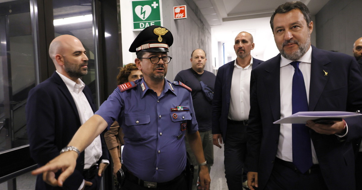la triste parabola di saviano dagli eroi caduti al cono d ombra ora usa salvini per fare show
