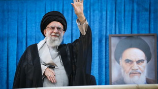 Dagli Usa 30 miliardi all'Iran per tornare ai negoziati. Trump sbotta: Salvato Khamenei da morte ignominiosa