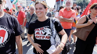 Ilaria Salis contro le nozze da favola di Bezos. Ma per vendere il suo libro usa Amazon