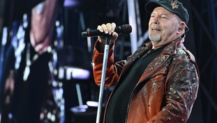 Vasco Rossi infiamma l'Olimpico. E sventola la bandiera della pace: basta guerre