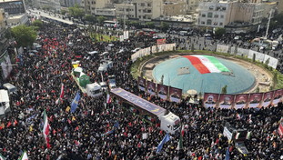 A Teheran folla per il funerale dei “martiri” della guerra con Israele. Ma c'è una sorpresa