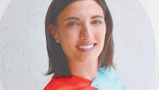 L'assessore al digitale fa la “bulletta” sui social. Gli insulti, poi le dimissioni