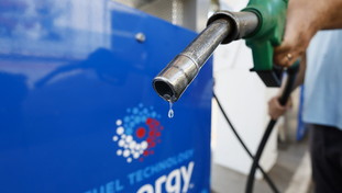 Ecco la lieta novità estiva: ribassi dei listini e costi in calo di benzina e diesel