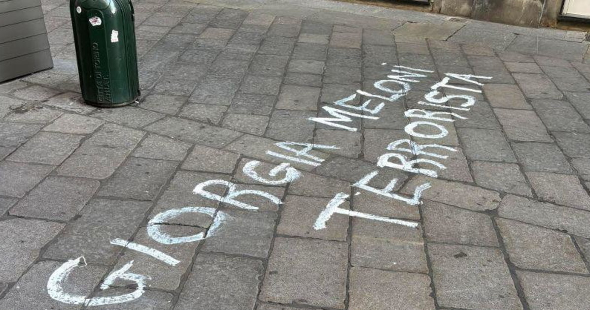odio e ingiurie contro meloni fdi torino ostaggio dei centri sociali