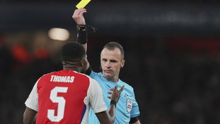 Calciatore accusato di stupro dopo le denunce di tre donne: guai per l'ex Arsenal