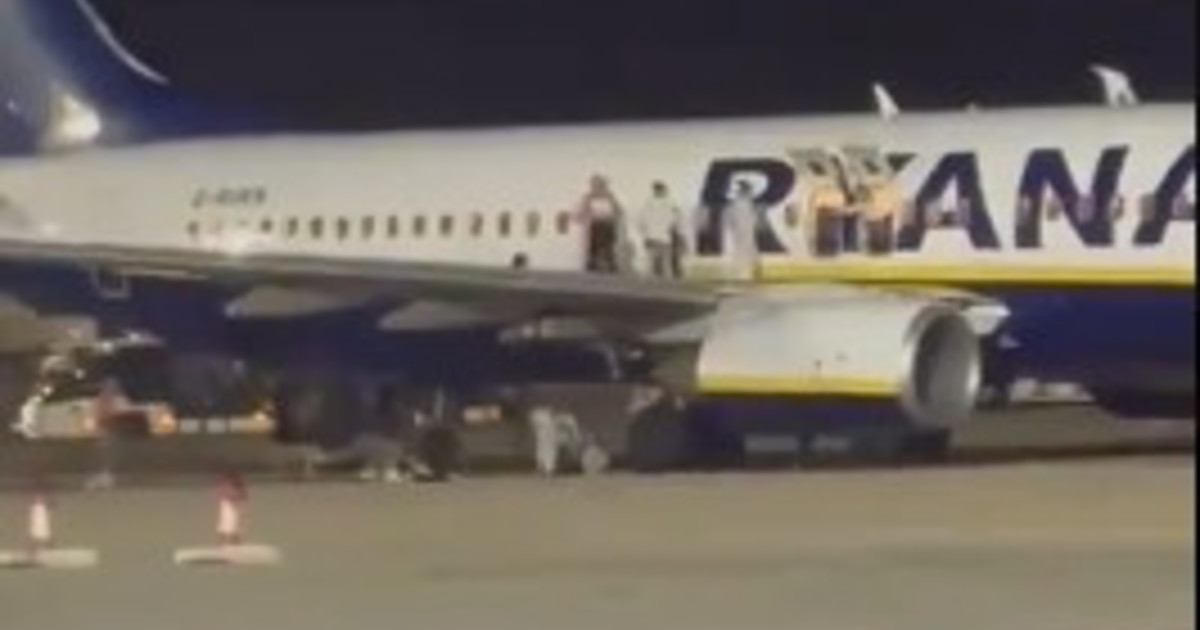 incendio su un volo ryanair i passeggeri scendono dalle ali video