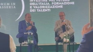 I numeri danno ragione a Valditara: studenti d'accordo sullo stop ai cellulari in classe