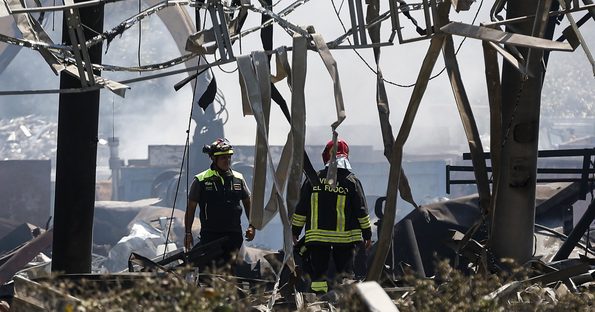 la situazione a via dei gordiani il giorno dopo l esplosione vigili del fuoco a lavoro guarda