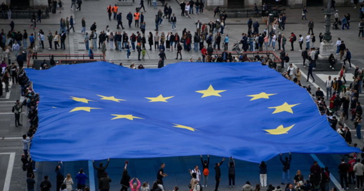 l europa condanna i crimini rossi la sinistra si volta dall altra parte