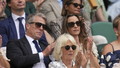 Hugh Grant crolla, il pisolino davanti alla regina Camilla | VIDEO