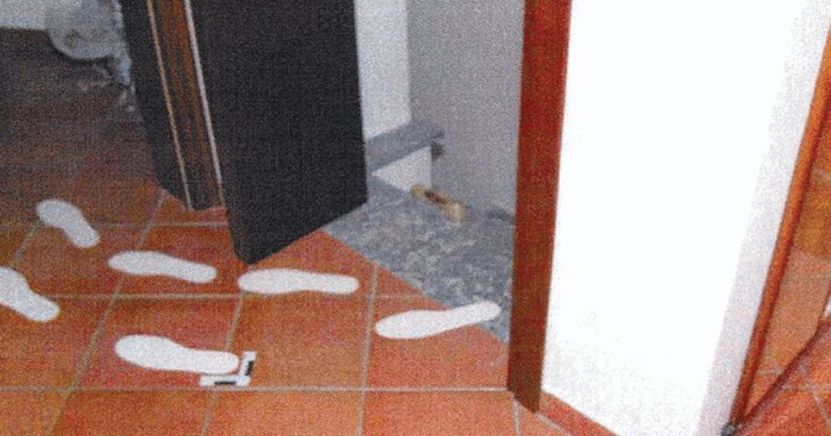 su tappeto e scale solo il dna di chiara e spuntano scarpe con suola a pallini