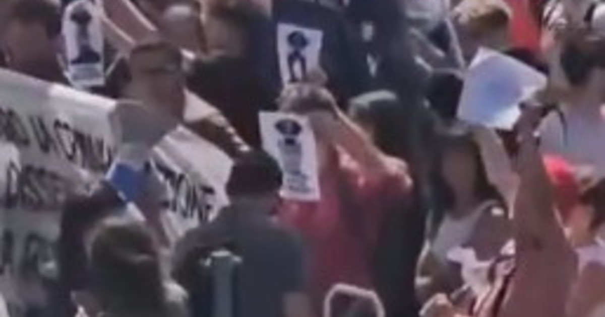 protesta rossa sotto la sede di libero e il giornale la solidariet224 de il tempo pro pal e sinistra i veri fascisti