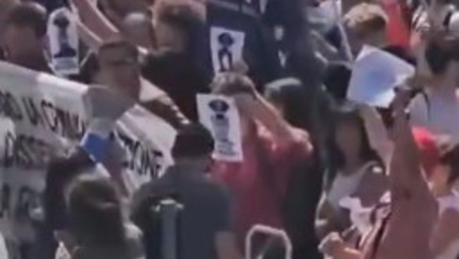 Protesta rossa sotto la sede di Libero e il Giornale. La solidarietà de Il Tempo: pro Pal e sinistra i veri fascisti