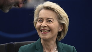 von der Leyen la scampa e supera il voto di sfiducia. Ma la sua maggioranza se la passa male