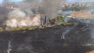 Incendio a Cinecittà Est: alta colonna di fumo nero, chiusa la complanare del GRA
