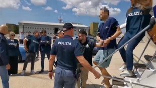 Kaufmann torna Italia e va in carcere a Rebibbia. Caos e crisi sul volo: giallo sul malore