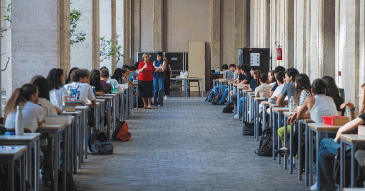 scena muta per boicottare la maturit224 stretta di valditara cambiano le regole