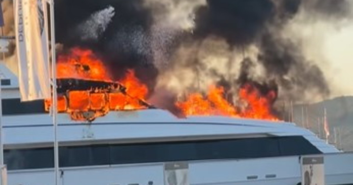 saint tropez superyacht in fiamme nel porto immagini impressionanti