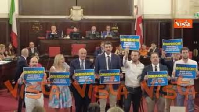 Protesta con cartelli al Consiglio Comunale di Milano, opposizione chiede le dimissioni della giunta