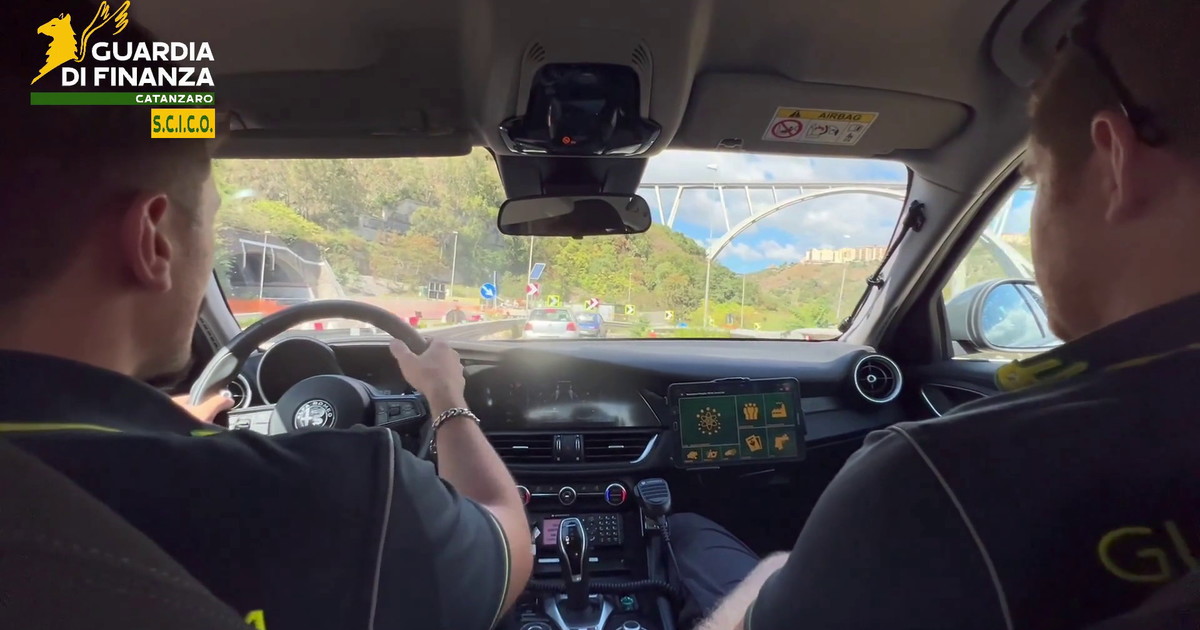 V Kalabriji aretirali devet oseb zaradi preprodaje drog iz Južne Amerike