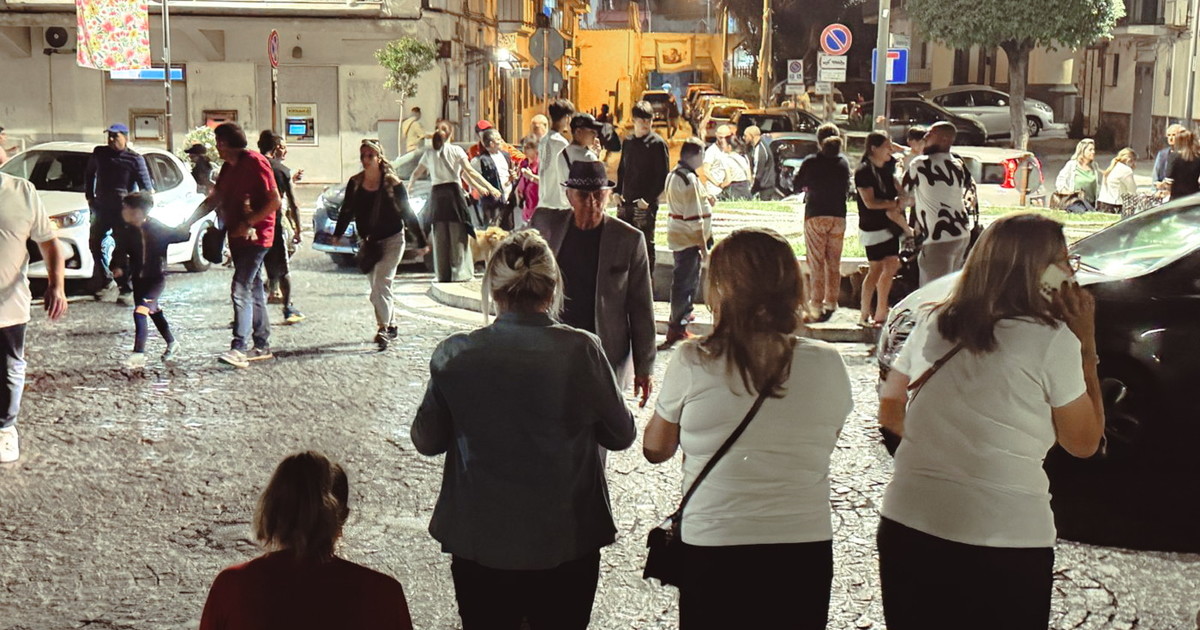 Močan potresni roj pri Campi Flegrei, prebivalci Neaplja na ulicah