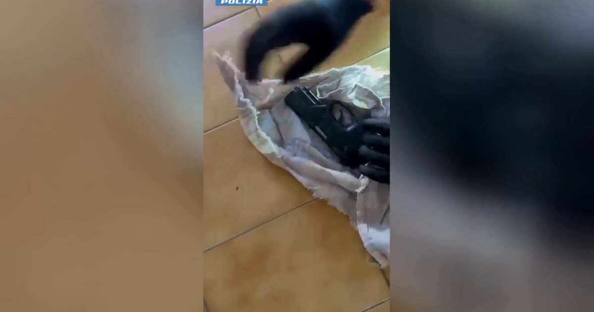Siracusa, trovata una pistola nascosta nell'ascensore di un condominio