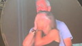 Kiss cam traditrice, sospesi dal lavoro i due amanti pizzicati al concerto
