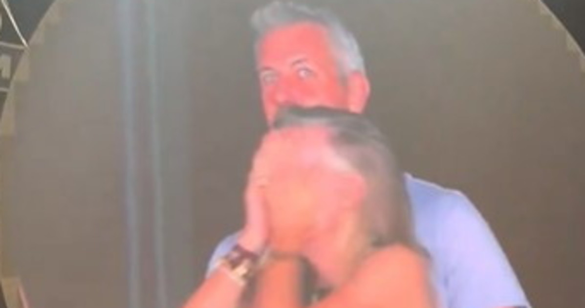 Kiss cam traditrice, sospesi dal lavoro i due amanti pizzicati al concerto Kiss cam traditrice, sospesi dal lavoro i due amanti pizzicati al concerto