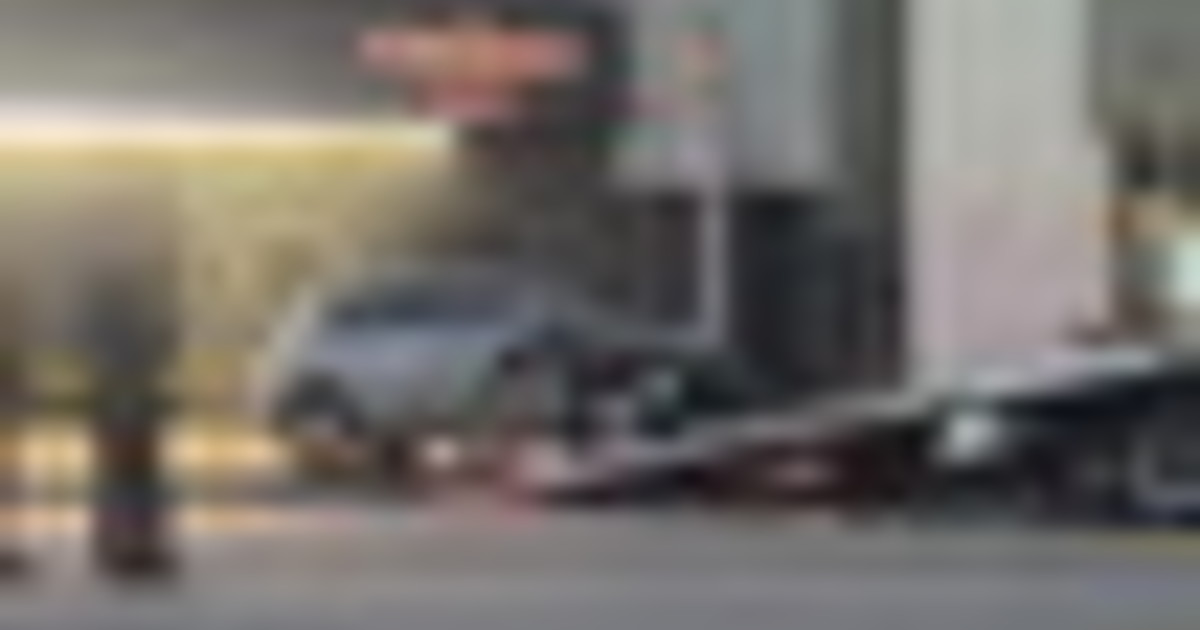 Los Angeles, auto travolge la folla, conducente colpito da spari