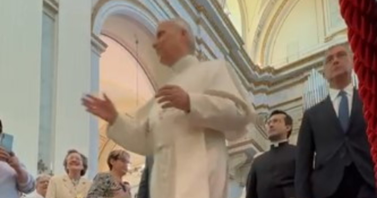 Leone XIV ad Albano: "Prendiamoci cura gli uni degli altri". Migliaia di fedeli | VIDEO Leone XIV ad Albano: "Prendiamoci cura gli uni degli altri". Migliaia di fedeli | VIDEO