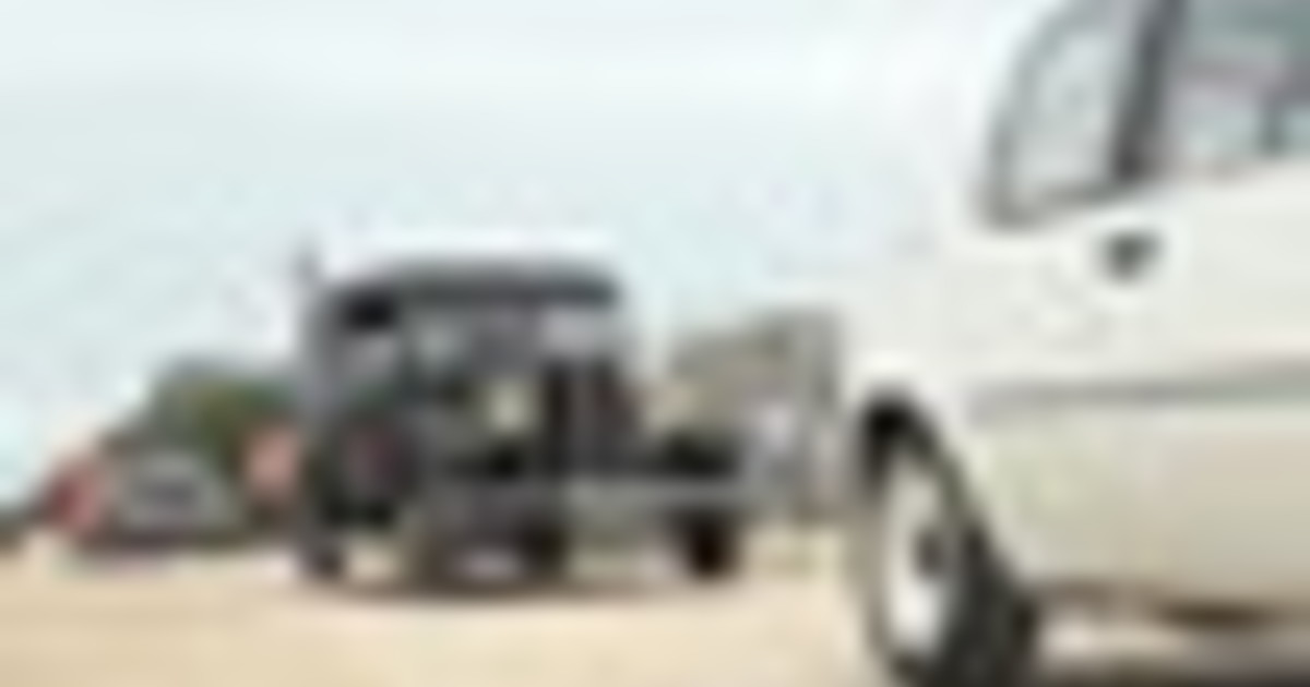 Parada starodobnih avtomobilov v Parizu privabila množice